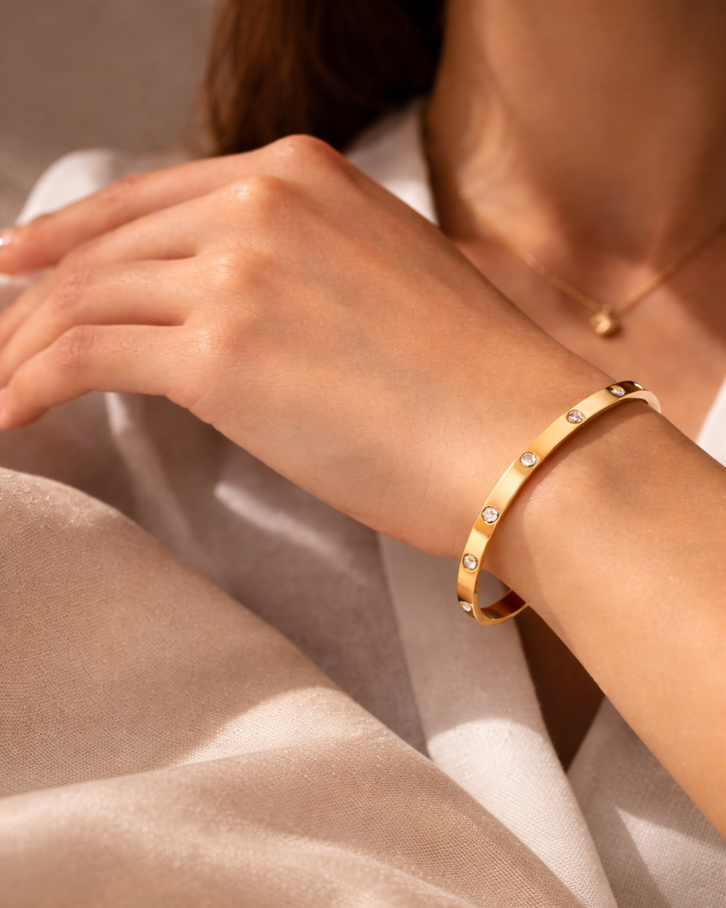 Elegant 18K Gold Plated Rhinestone Detail Bangle Bracelet